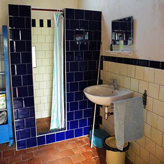 Ruime badkamer in het vakantiehuis op La Lue