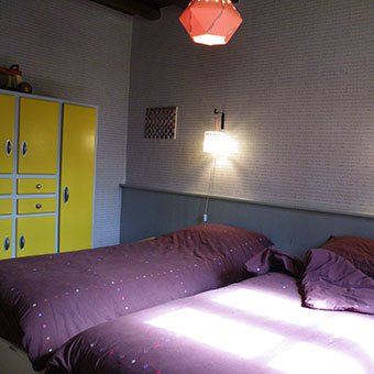 De slaapkamer van het jaren '50 appartement aan het dorpsplein in Agonges, Auvergne