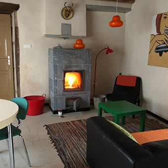 De gezellige jaren '60 keuken in het vakantiehuis in Agonges, Allier