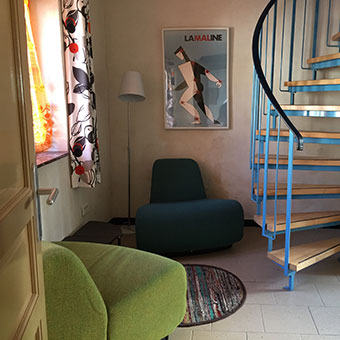 Een van de 3 slaapkamers in het vakantiehuis aan het dorpsplein in Agonges, midden Frankrijk