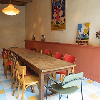 La salle commune pour des groupes aux gîtes à La Locaterie Charbonnier,Agonges,Centre France.