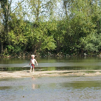 In de rivier de Allier kun je heerlijk zwemmen met kinderen.