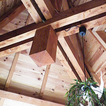 Het dak met bijzonder houtverbindingen in de toren op La Lue, heerlijk vakantiehuis voor 2-3 personen in de Allier.