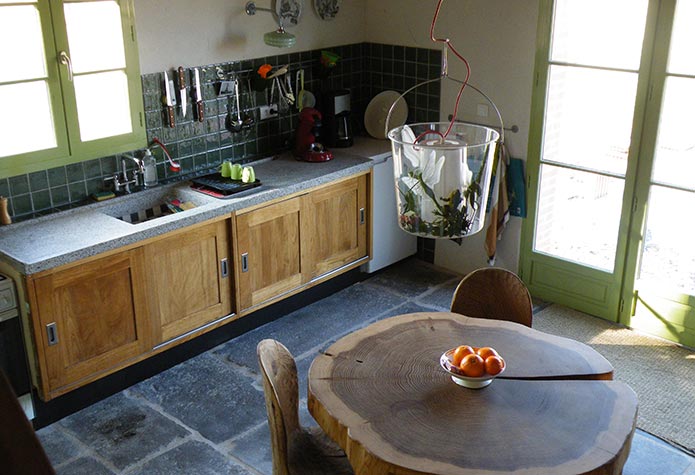 La cuisine équipée au rdc dans la Tour, maison insolite pour 2 ou 3 personnes